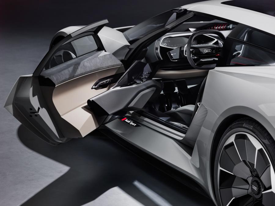 Интерьер Audi PB 18 e-tron 2018 года  (фото 21 из 51)